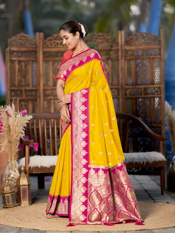 Manohari_Womens_Trendy_Banarasi_Silk_Woven_Yellow_And_Pink_Saree_With_Heavy_Jacquard_Work_Saree_With_Orange_Blouse_Piece