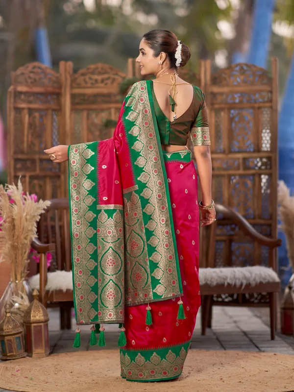 Manohari_Womens_Trendy_Banarasi_Silk_Woven_Pink_And_Green_Saree_With_Heavy_Jacquard_Work_Saree_With_Green_Blouse_Piece