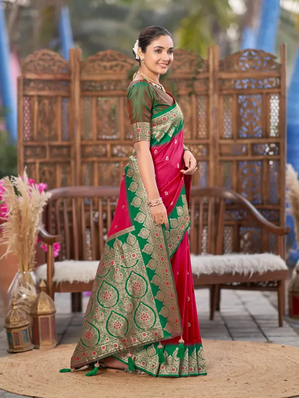 Manohari_Womens_Trendy_Banarasi_Silk_Woven_Pink_And_Green_Saree_With_Heavy_Jacquard_Work_Saree_With_Green_Blouse_Piece