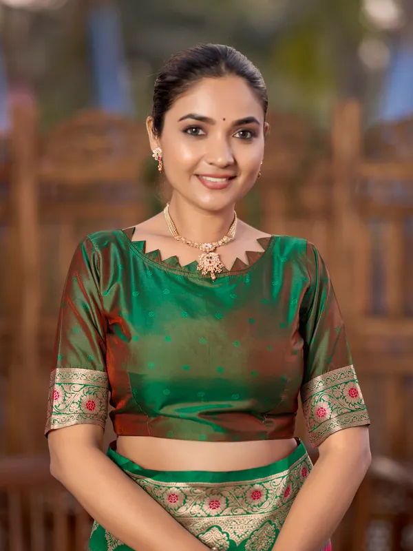 Manohari_Womens_Trendy_Banarasi_Silk_Woven_Pink_And_Green_Saree_With_Heavy_Jacquard_Work_Saree_With_Green_Blouse_Piece