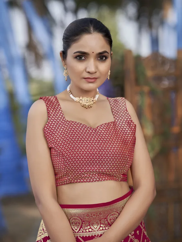 Manohari_Womens_Most_Trendy_Banarasi_Satin_Silk_Woven_Red_Saree_With_Heavy_Jacquard_Work_Saree_With_Blouse_Piece
