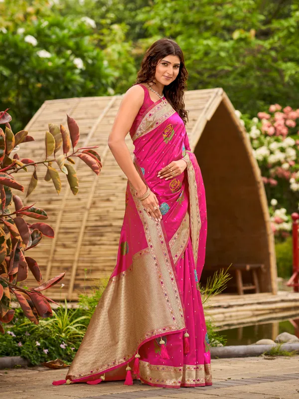 Manohari_Womens_Most_Trendy_Banarasi_Satin_Silk_Woven_Lemonade_Pink_Colorful_Flower_Pattern_Saree_With_Heavy_Jacquard_Work_Saree_With_Blouse_Piece