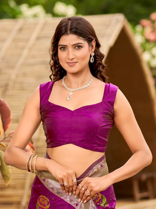 Manohari_Womens_Most_Trendy_Banarasi_Satin_Silk_Woven_Magenta_Colorful_Flower_Pattern_Saree_With_Heavy_Jacquard_Work_Saree_With_Blouse_Piece