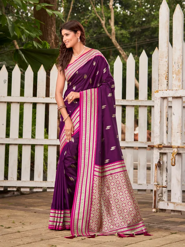 Manohari_Womens_Most_Trendy_Banarasi_Satin_Silk_Woven_Magenta_Flower_Pattern_Saree_With_Heavy_Jacquard_Work_Saree_With_Blouse_Piece
