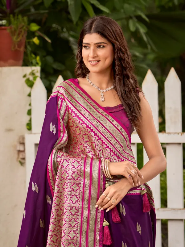 Manohari_Womens_Most_Trendy_Banarasi_Satin_Silk_Woven_Magenta_Flower_Pattern_Saree_With_Heavy_Jacquard_Work_Saree_With_Blouse_Piece