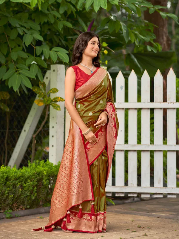 Manohari_Womens_Most_Trendy_Banarasi_Satin_Silk_Woven_Olive_Green_Animal_Design_Pattern_Pattern_Saree_With_Heavy_Jacquard_Work_Saree_With_Blouse_Piece