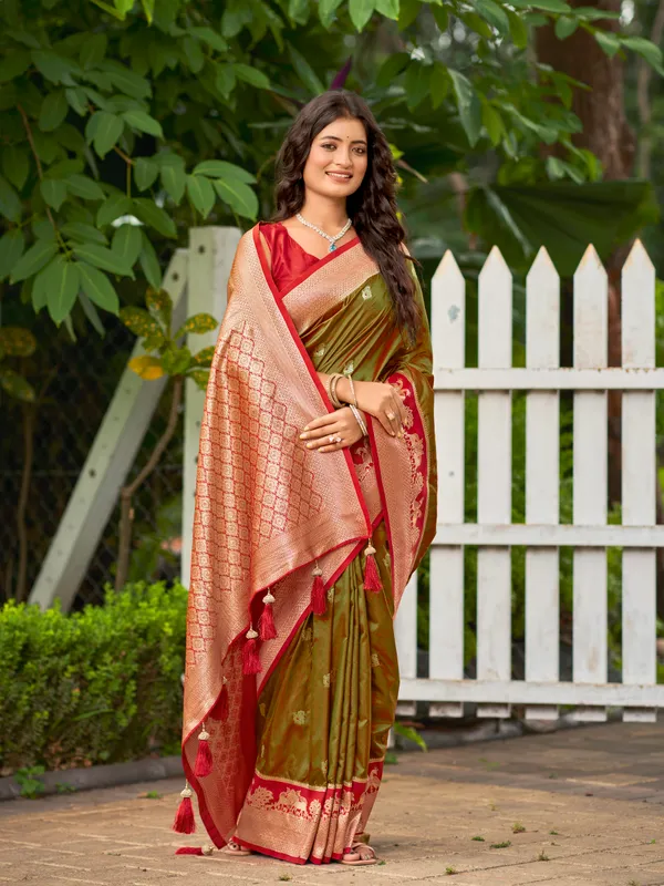 Manohari_Womens_Most_Trendy_Banarasi_Satin_Silk_Woven_Olive_Green_Animal_Design_Pattern_Pattern_Saree_With_Heavy_Jacquard_Work_Saree_With_Blouse_Piece