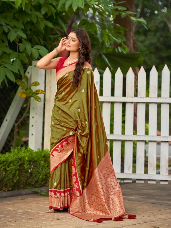 Manohari_Womens_Most_Trendy_Banarasi_Satin_Silk_Woven_Olive_Green_Animal_Design_Pattern_Pattern_Saree_With_Heavy_Jacquard_Work_Saree_With_Blouse_Piece