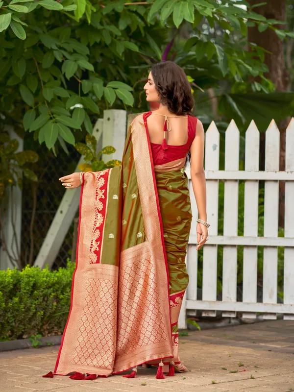 Manohari_Womens_Most_Trendy_Banarasi_Satin_Silk_Woven_Olive_Green_Animal_Design_Pattern_Pattern_Saree_With_Heavy_Jacquard_Work_Saree_With_Blouse_Piece
