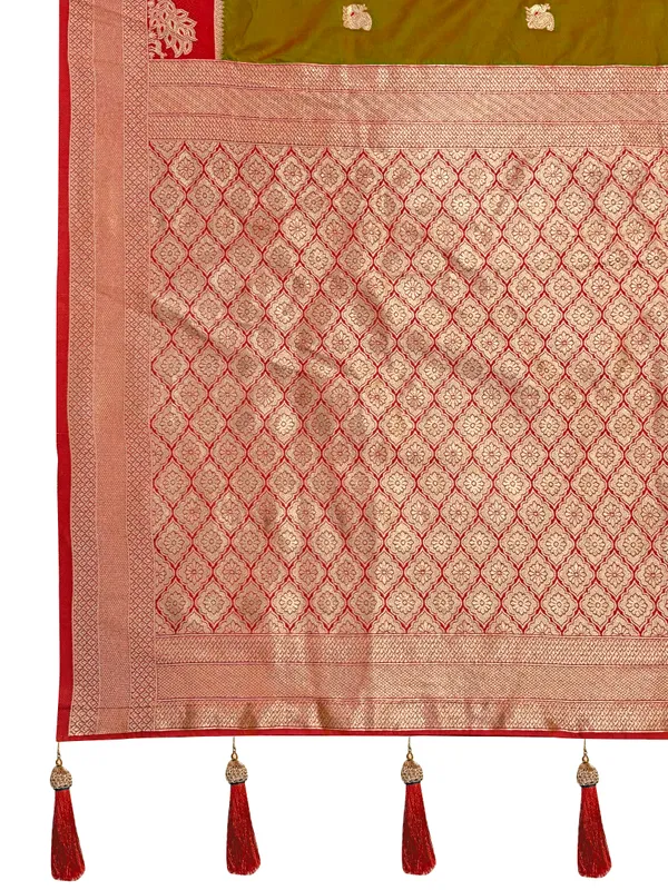 Manohari_Womens_Most_Trendy_Banarasi_Satin_Silk_Woven_Olive_Green_Animal_Design_Pattern_Pattern_Saree_With_Heavy_Jacquard_Work_Saree_With_Blouse_Piece