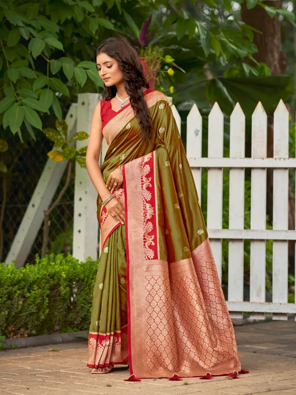 Manohari_Womens_Most_Trendy_Banarasi_Satin_Silk_Woven_Olive_Green_Animal_Design_Pattern_Pattern_Saree_With_Heavy_Jacquard_Work_Saree_With_Blouse_Piece