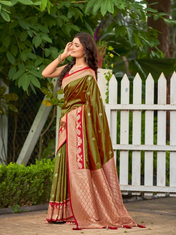 Manohari_Womens_Most_Trendy_Banarasi_Satin_Silk_Woven_Olive_Green_Animal_Design_Pattern_Pattern_Saree_With_Heavy_Jacquard_Work_Saree_With_Blouse_Piece