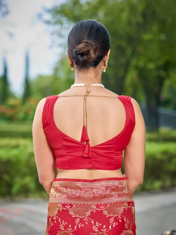Manohari_Womens_Most_Trendy_Banarasi_Satin_Silk_Woven_Vibrant_Red_Saree_With_Heavy_Jacquard_Work_Saree_With_Blouse_Piece