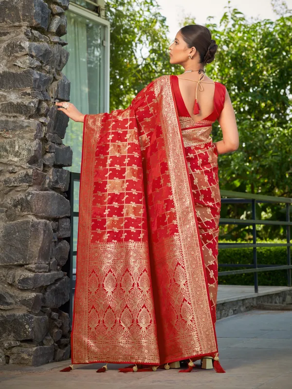 Manohari_Womens_Most_Trendy_Banarasi_Satin_Silk_Woven_Vibrant_Red_Saree_With_Heavy_Jacquard_Work_Saree_With_Blouse_Piece