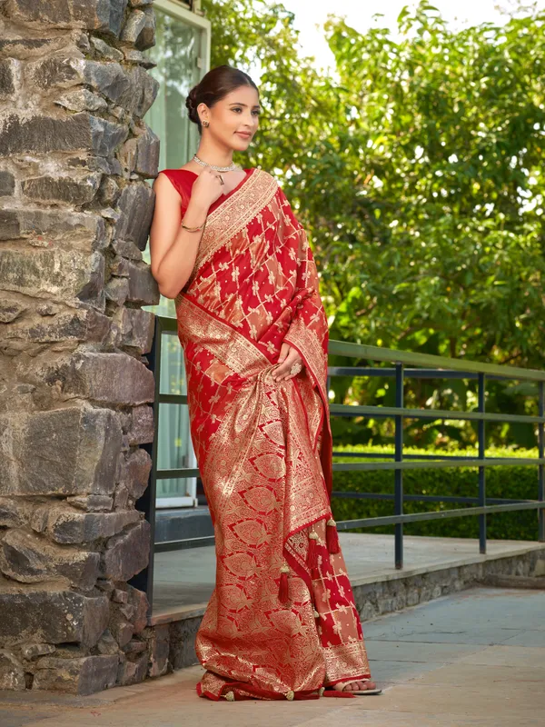 Manohari_Womens_Most_Trendy_Banarasi_Satin_Silk_Woven_Vibrant_Red_Saree_With_Heavy_Jacquard_Work_Saree_With_Blouse_Piece