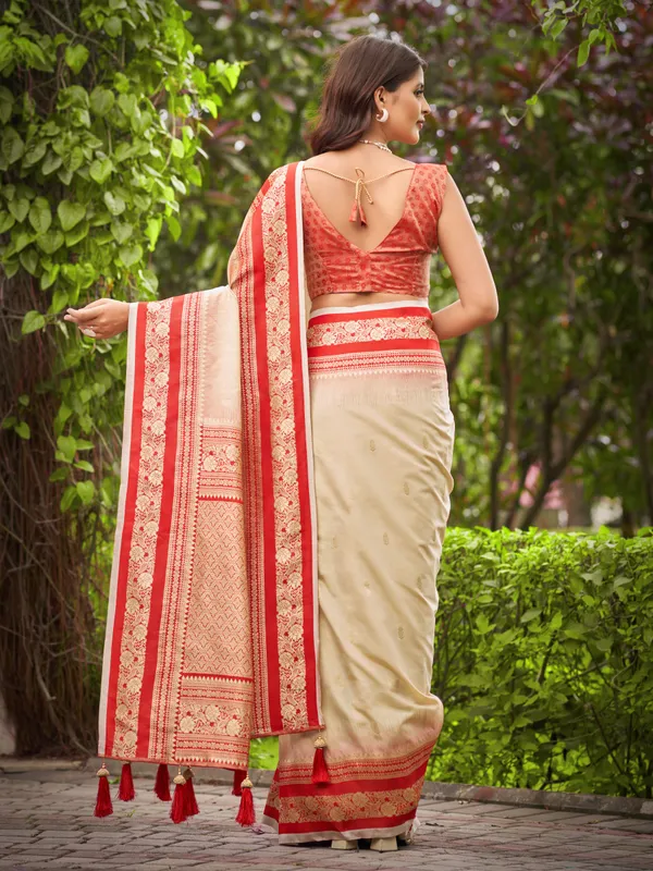 Manohari_Womens_Most_Trendy_Banarasi_Satin_Silk_Woven_Creamy_Beige_And_Red_Saree_With_Heavy_Jacquard_Work_Saree_With_Blouse_Piece