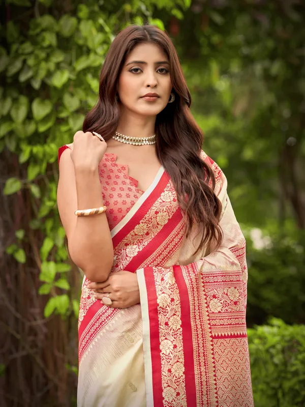 Manohari_Womens_Most_Trendy_Banarasi_Satin_Silk_Woven_Creamy_Beige_And_Red_Saree_With_Heavy_Jacquard_Work_Saree_With_Blouse_Piece