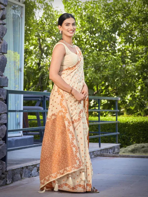 Manohari_Womens_Most_Trendy_Banarasi_Satin_Silk_Woven_Creamy_Beige_Saree_With_Heavy_Jacquard_Work_Saree_With_Blouse_Piece