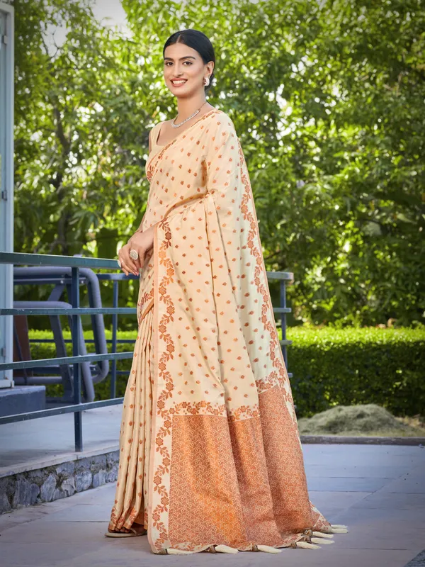 Manohari_Womens_Most_Trendy_Banarasi_Satin_Silk_Woven_Creamy_Beige_Saree_With_Heavy_Jacquard_Work_Saree_With_Blouse_Piece