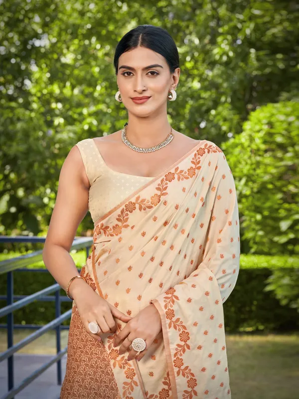 Manohari_Womens_Most_Trendy_Banarasi_Satin_Silk_Woven_Creamy_Beige_Saree_With_Heavy_Jacquard_Work_Saree_With_Blouse_Piece