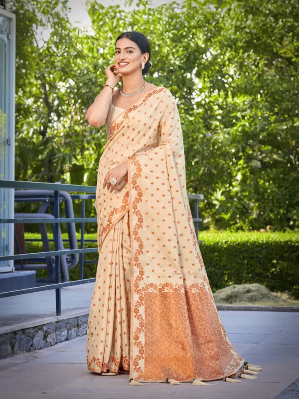 Manohari_Womens_Most_Trendy_Banarasi_Satin_Silk_Woven_Creamy_Beige_Saree_With_Heavy_Jacquard_Work_Saree_With_Blouse_Piece