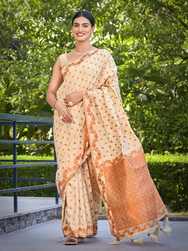 Manohari_Womens_Most_Trendy_Banarasi_Satin_Silk_Woven_Creamy_Beige_Saree_With_Heavy_Jacquard_Work_Saree_With_Blouse_Piece