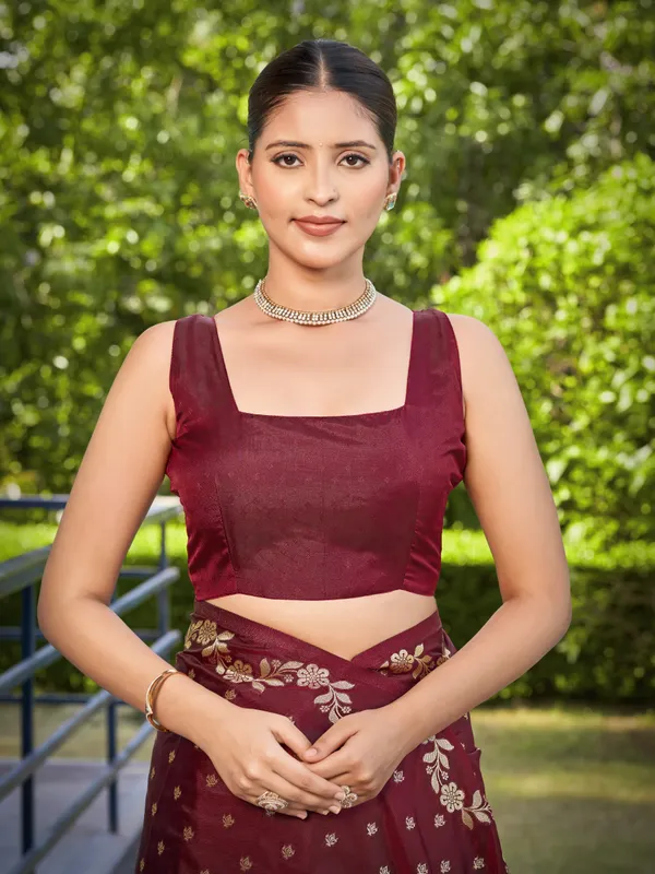 Manohari_Womens_Most_Trendy_Banarasi_Satin_Silk_Woven_Dark_Maroon_Saree_With_Heavy_Jacquard_Work_Saree_With_Blouse_Piece