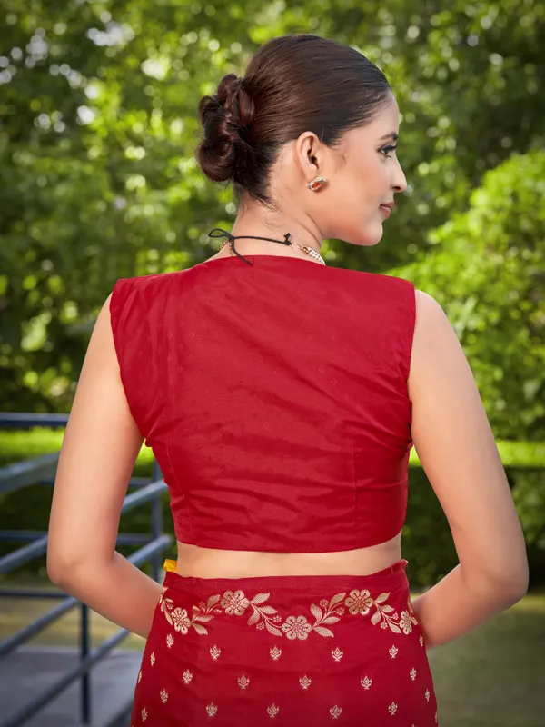 Manohari_Womens_Most_Trendy_Banarasi_Satin_Silk_Woven_Red_Saree_With_Heavy_Jacquard_Work_Saree_With_Blouse_Piece