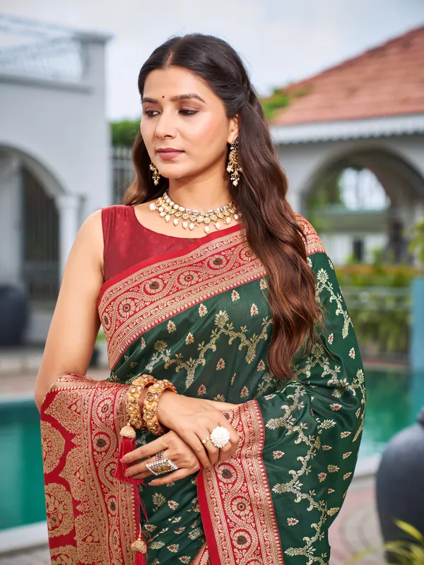 Manohari_Womens_Most_Trendy_Banarasi_Satin_Silk_Woven_Green_And_Red_Saree_With_Heavy_Jacquard_Work_Saree_With_Blouse_Piece