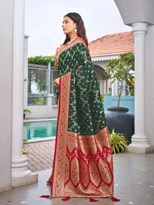 Manohari_Womens_Most_Trendy_Banarasi_Satin_Silk_Woven_Green_And_Red_Saree_With_Heavy_Jacquard_Work_Saree_With_Blouse_Piece