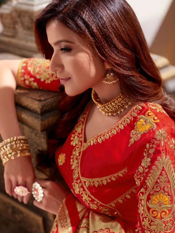 MANOHARI_Women's_Woven_Silk_Blend_Saree_With_Un-stitched_Blouse