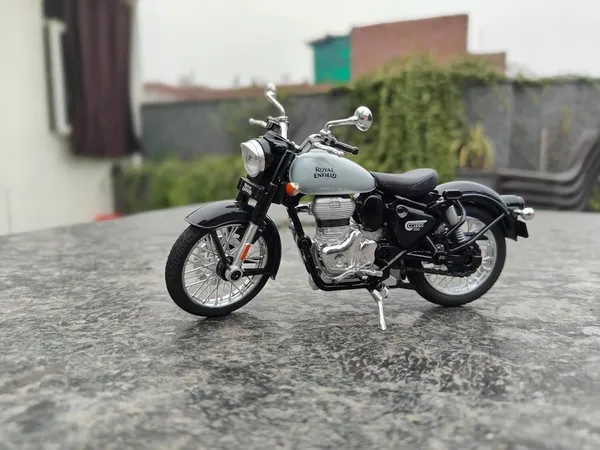 Royal_Enfield_1:15_Scale_Diecast_Motorcycle_Model_Toy,_Pull_Back_Action_(Red)