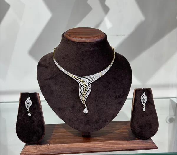 Elegant_Gold-Toned_Crystal-Studded_Necklace_Set_With_Teardrop_Pendant_And_Matching_Earrings