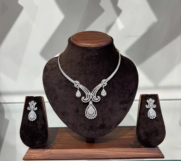 Elegant_Gold-Toned_Necklace_Set_With_Teardrop_Pendant_And_Matching_Earrings