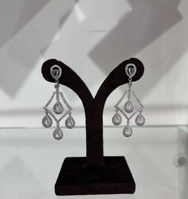 Elegant_Silver-Toned_Chandelier_Earrings_With_Teardrop_Crystal_Stones