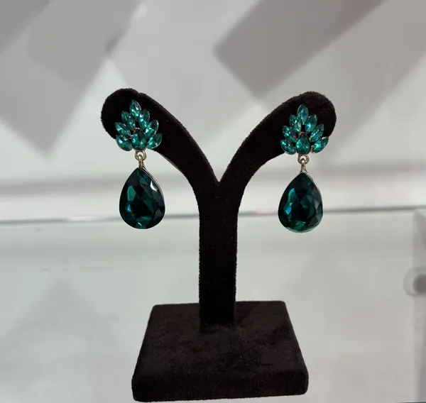 Elegant_Emerald_Green_Crystal_Drop_Earrings