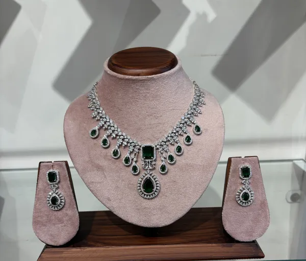 Elegant_Green_Stone_Necklace_Set_With_Matching_Earrings