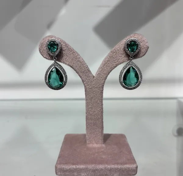 Elegant_Emerald_Green_Teardrop_Crystal_Earrings