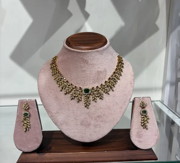 Elegant_Green_Stone_Kundan_Necklace_Set_With_Matching_Earrings