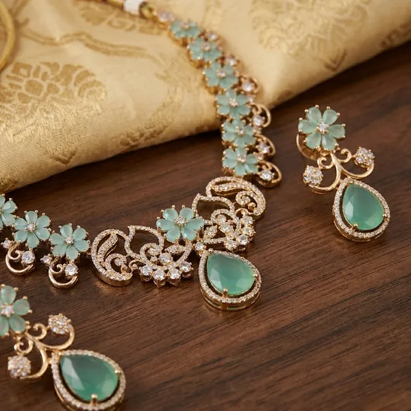 Antique_Gold_Toned_Embellished_Necklace_Set_With_Green_Stone