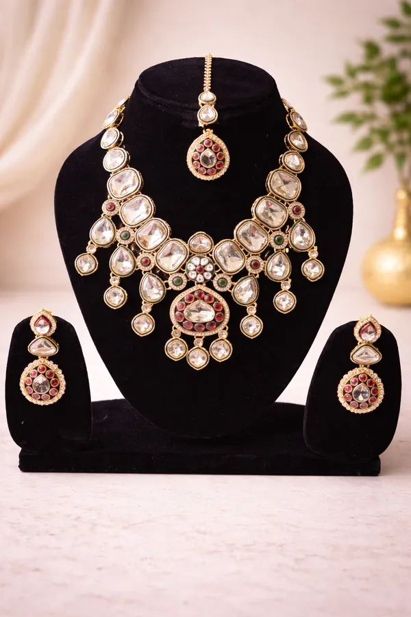 Sparkling_Kundan_Necklace_Set_With_Matching_Earrings
