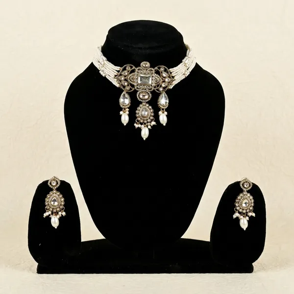 Elegant_Pearl_Bracelet_With_Antique_Kundan_Centerpiece