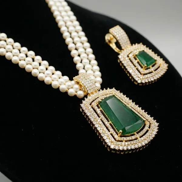 Multicolor_Strand_Pearl_Necklace_With_Emerald_Stone_Pendant