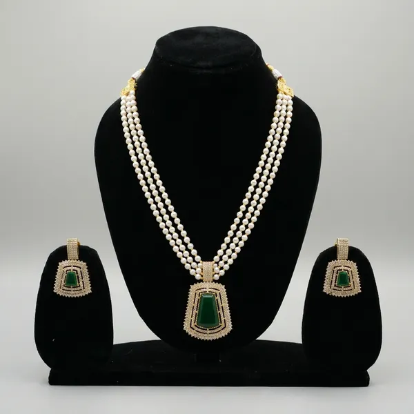 Multicolor_Strand_Pearl_Necklace_With_Emerald_Stone_Pendant