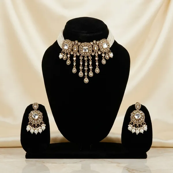 Elegant_Golden_Toned_Crystal_Maang_Tikka_With_Pearl_Accents