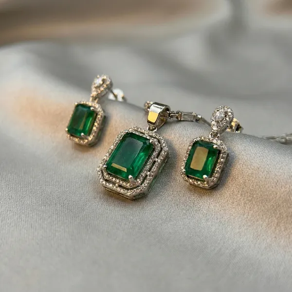 Silver_And_Green_Stone_Necklace_Set_For_Women