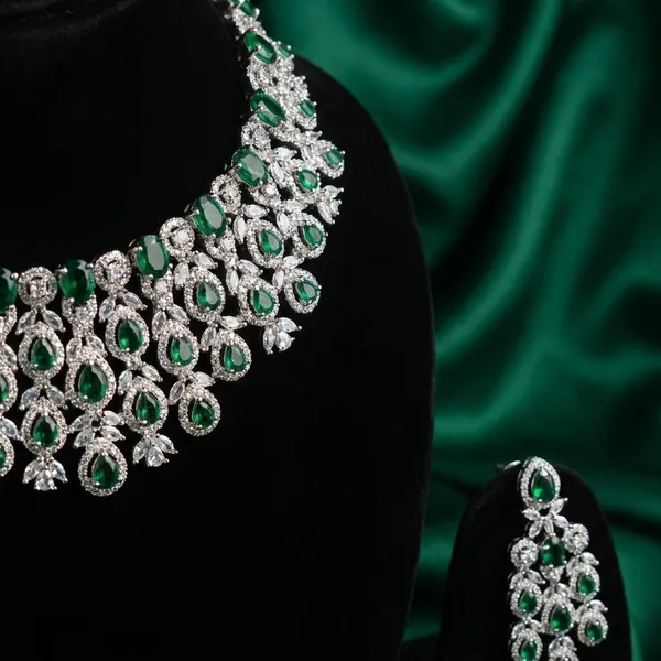 Silver_And_Green_Stone_Studded_Kundan_Necklace_Set_With_Maang_Tikka