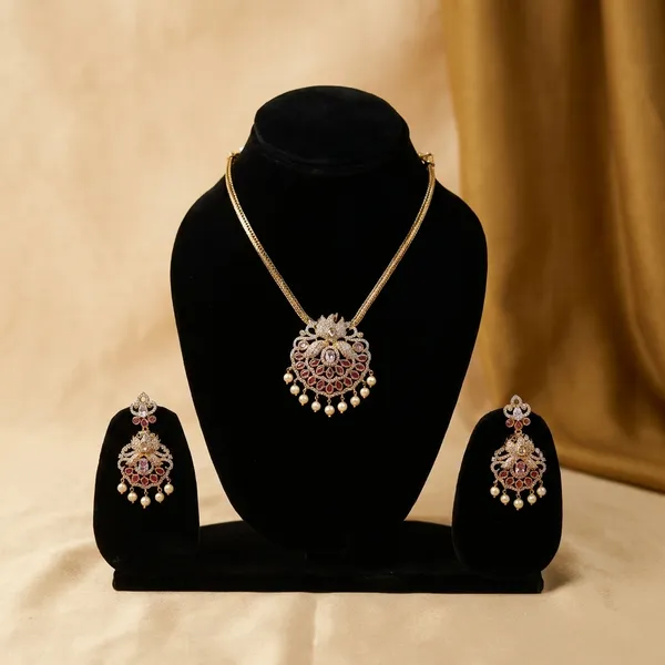 Traditional_Gold_Toned_Kundan_Jewelry_Set_With_Earrings_And_Maang_Tikka