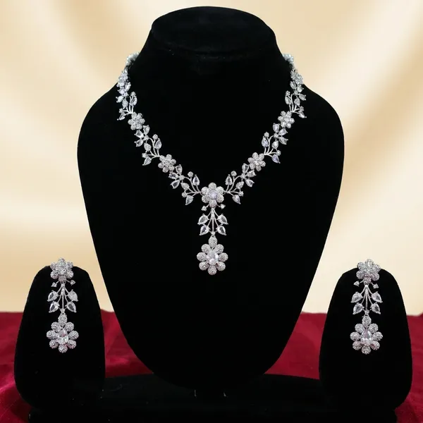 Silver_Elegant_Necklace_Set_With_Earrings_For_Women