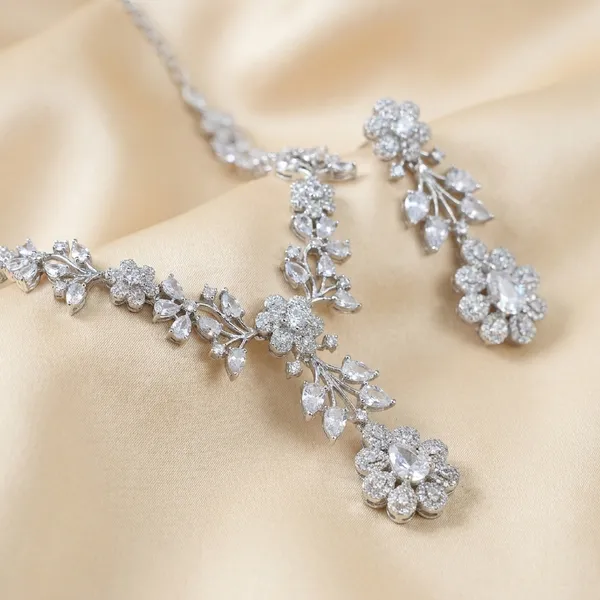 Silver_Elegant_Necklace_Set_With_Earrings_For_Women